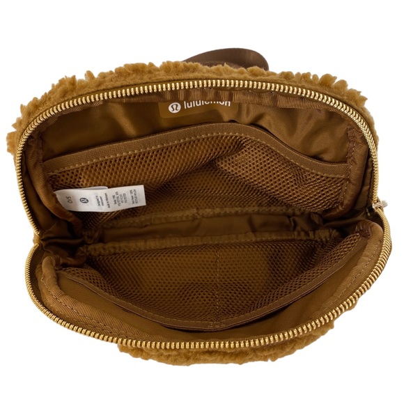 Lululemon Everywhere Fleece Belt Bag 1L - Picture 2 of 15